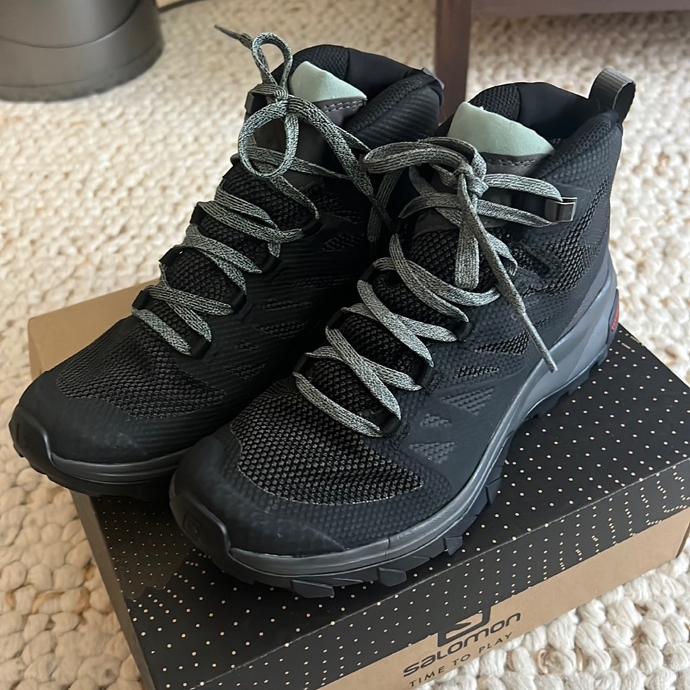 Salomon women’s outline mid gtx hiking boot - size 6.5